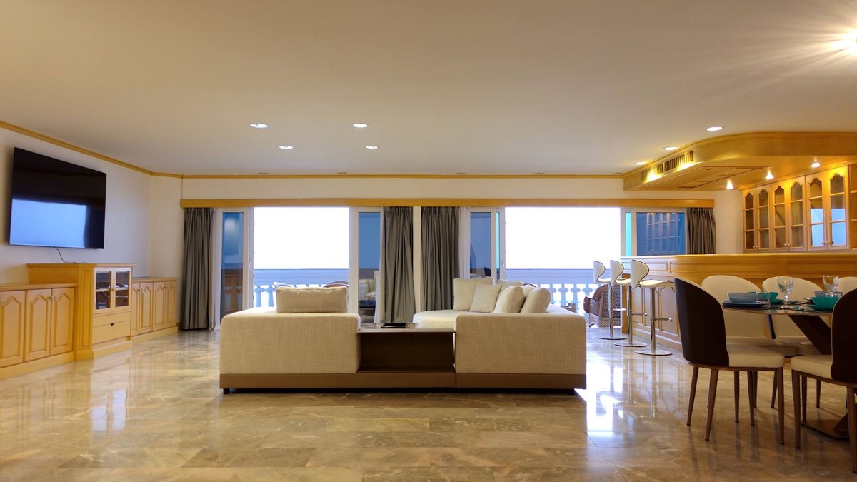 North Pattaya Apartment | Spacious 3BR 15m Balcony Seaview 1 Minute TO BEACH
