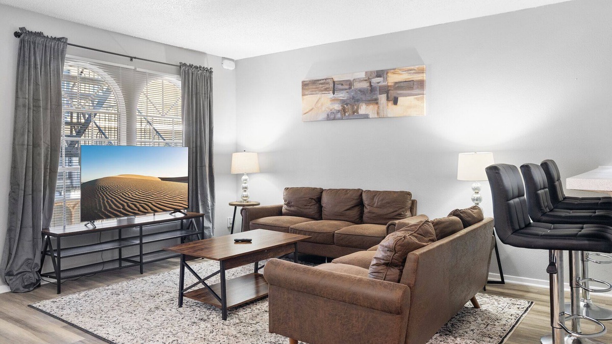 North University Apartment | Spacious 3BR/2BA next to UT 8663
