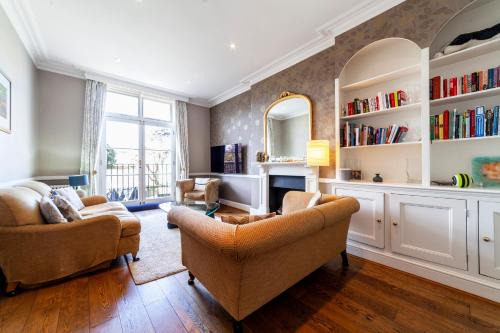 Thamesfield Apartment | Spacious 3BR 2BH Apt with Garden in West Putney