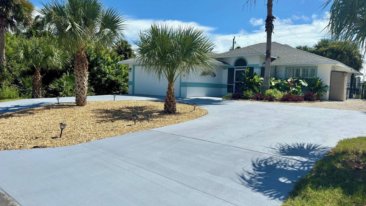 Marineland Acres House | Spacious 3BR Beach House, Hot Tub, Walk to Ocean – Dog Friendly