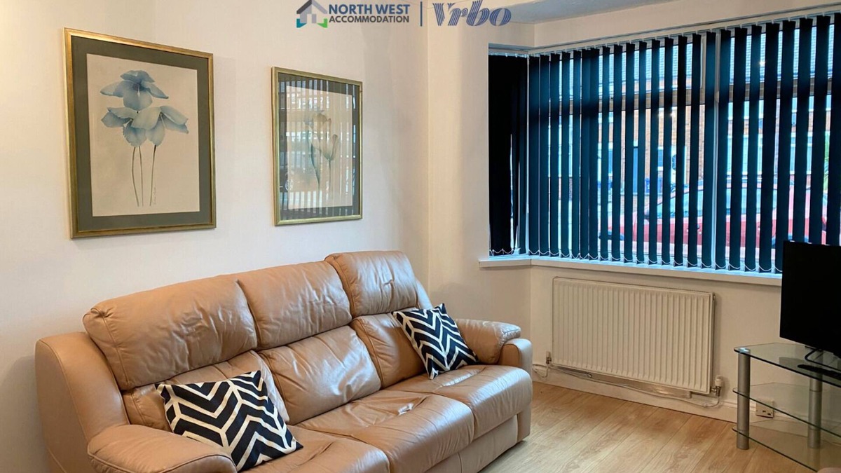 Warrington House | Spacious 3BR Family Home in Warrington | Free Parking&WiFi | Contractors Welcome