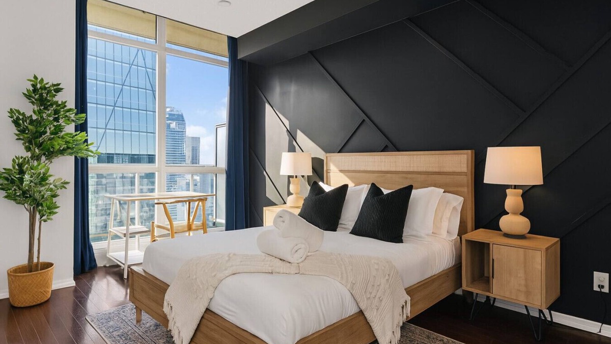 Downtown Toronto Hotel | Spacious 3BR - Free Parking - City View - Pool - Gym