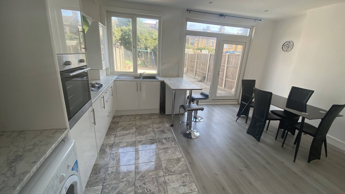 Bensham Manor House | Spacious 3BR Home – Family & Contractor Friendly