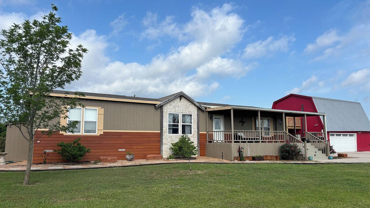 Navarro County House | Spacious 3BR Home + Barn Theater in the Country Between Dallas & Houston