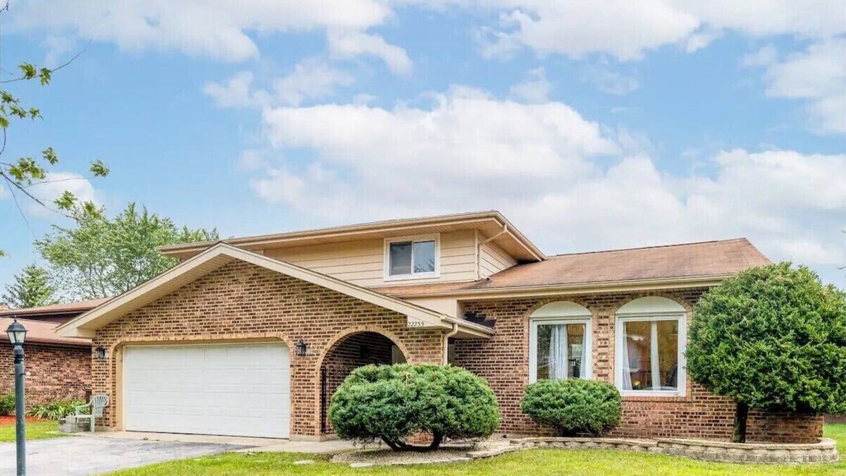 Chicago House | Spacious 3br home near Chicago, fenced yard for pets