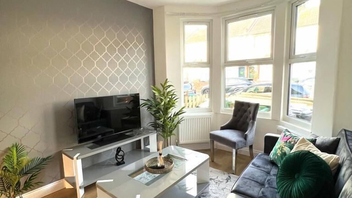 Watford House | Spacious 3BR House - Contractors, Hospital,