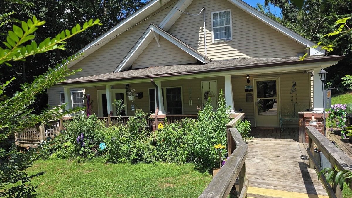 Burnsville House | Spacious 4.5 bedroom house in charming Burnsville