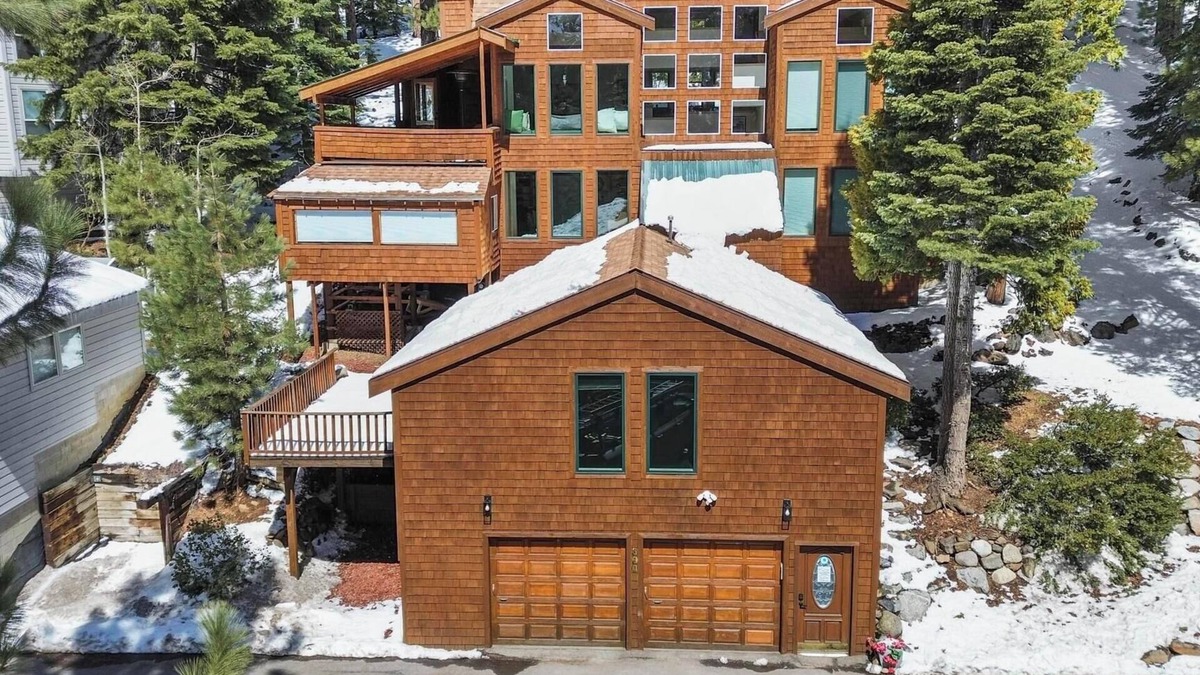 Lake Forest Cabin | Spacious 4/5BR 4BA Tahoe Retreat w/Hot Tub – Walk to Lake & Near Ski Resorts