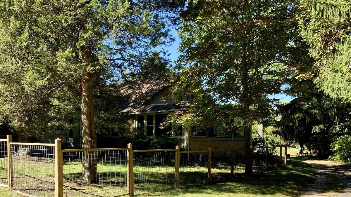 Riverside House | Spacious 4 BDR/3 BA 2 Acre property one minute from Lake Michigan-Dog Friendly!