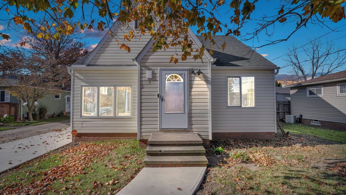 Old Brooklyn House | Spacious 4-bdrm house in Cleveland with Pool table, King Bed, and chefs kitchen
