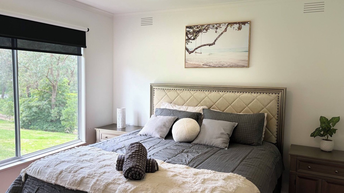 North Warrandyte House | Spacious 4 Bedroom Hilltop Home with Treetop Views near Yarra Valley