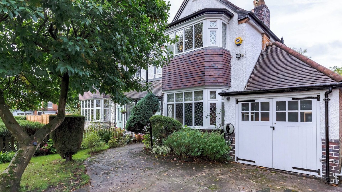 Moseley House | Spacious 4-Bed Family Home with Garden & Parking | Pass the Keys