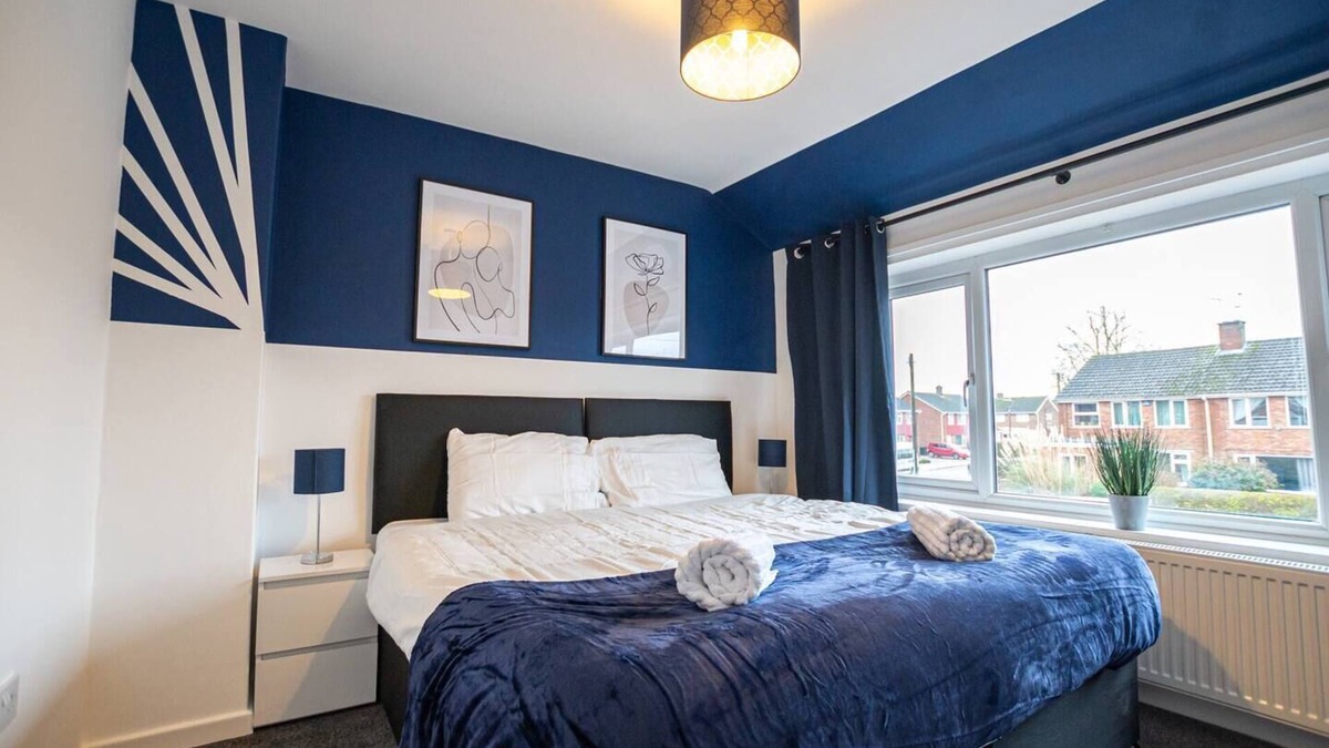 North Hykeham House | Spacious 4-Bed House with Parking Near City Centre