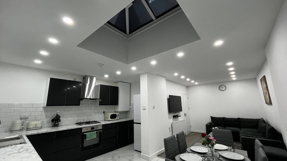 Sheldon House | Spacious 4 Bed Home - Sleeps 7, Garden & Parking