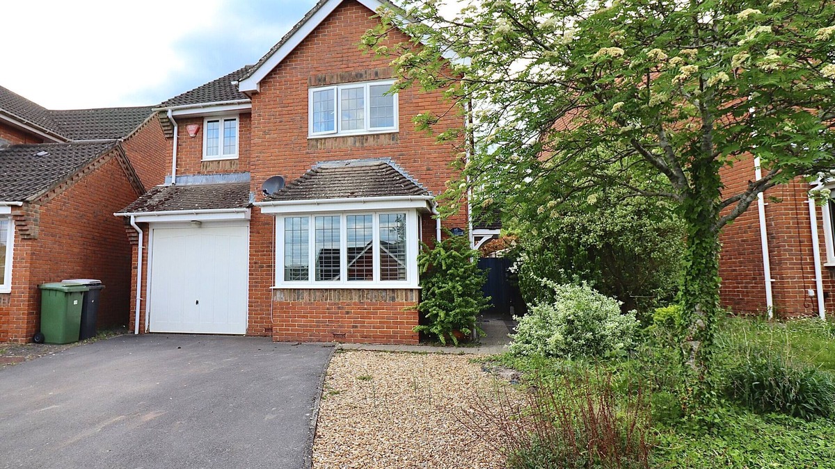 Winchester Ski Chalet | Spacious 4 Bed Home in Winchester with Garden & Parking