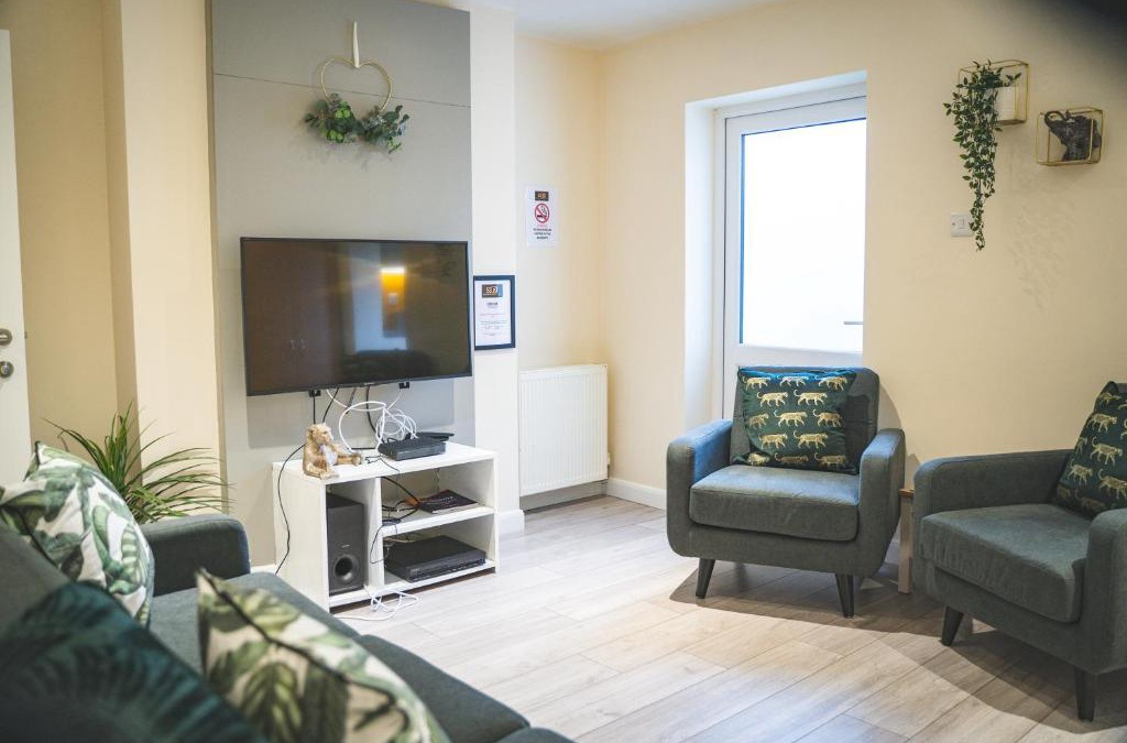 Crewe House | Spacious 4-bed house in Crewe by 53 Degrees Property, ideal for Contractors & Business, FREE parking - sleeps 7