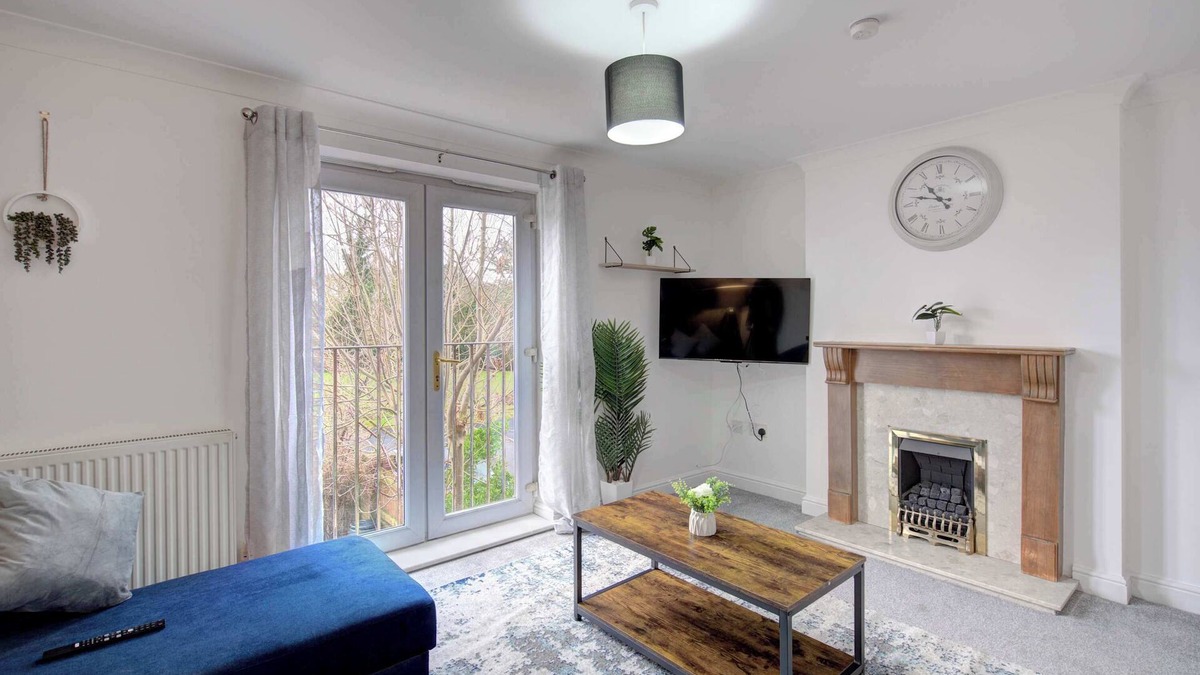 Whitestake House | Spacious 4 Bed Preston Home with Garden & Parking