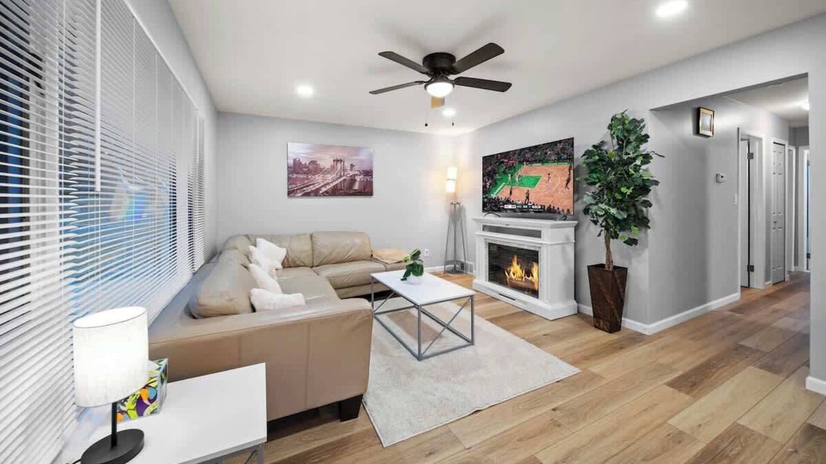 Clawson House | Spacious 4 Bed Room Haven in Clawson Near Bham