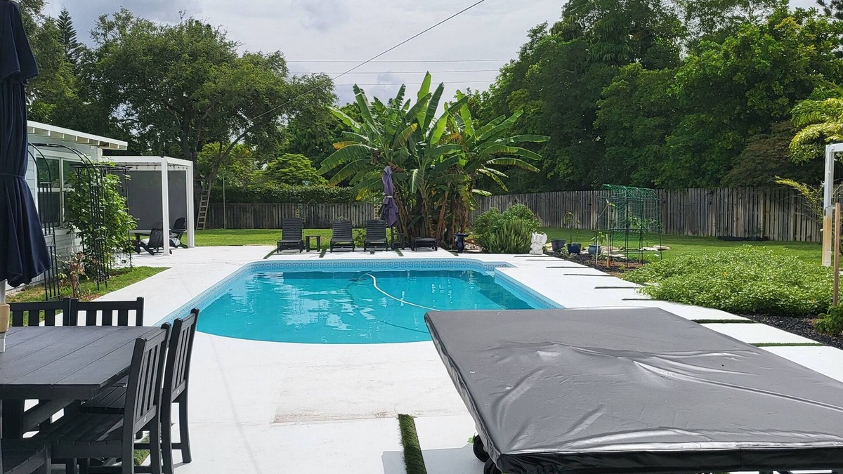 City Center House | Spacious 4-bedroom house in family friendly Coral Springs with all amenities.