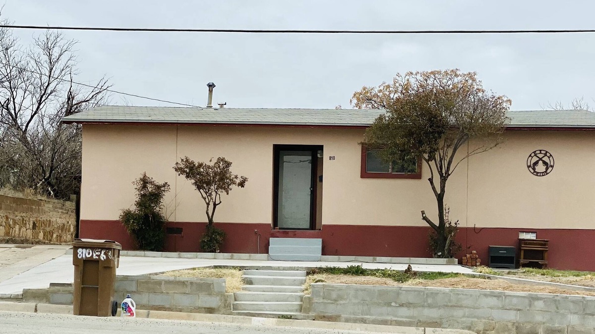 Big Spring House | Spacious 4 bedroom 2 bath 6th st !