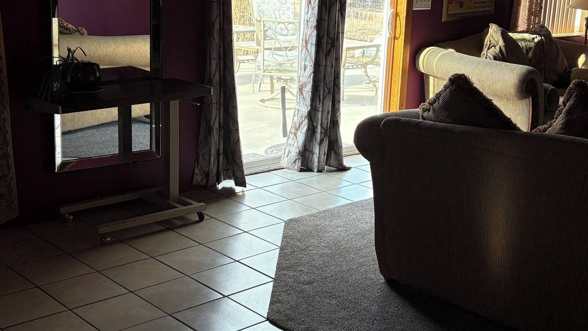 Washington County House | Spacious 4-bedroom 5 bed house. A lil Hollywood in the living room.Comfy beds!
