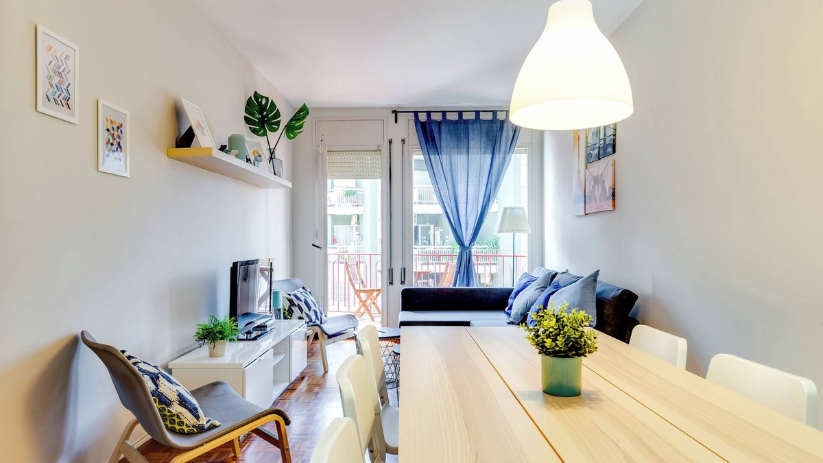 Sants-Badal Apartment | Spacious 4 Bedroom Apartment Fira BCN & Camp Nou