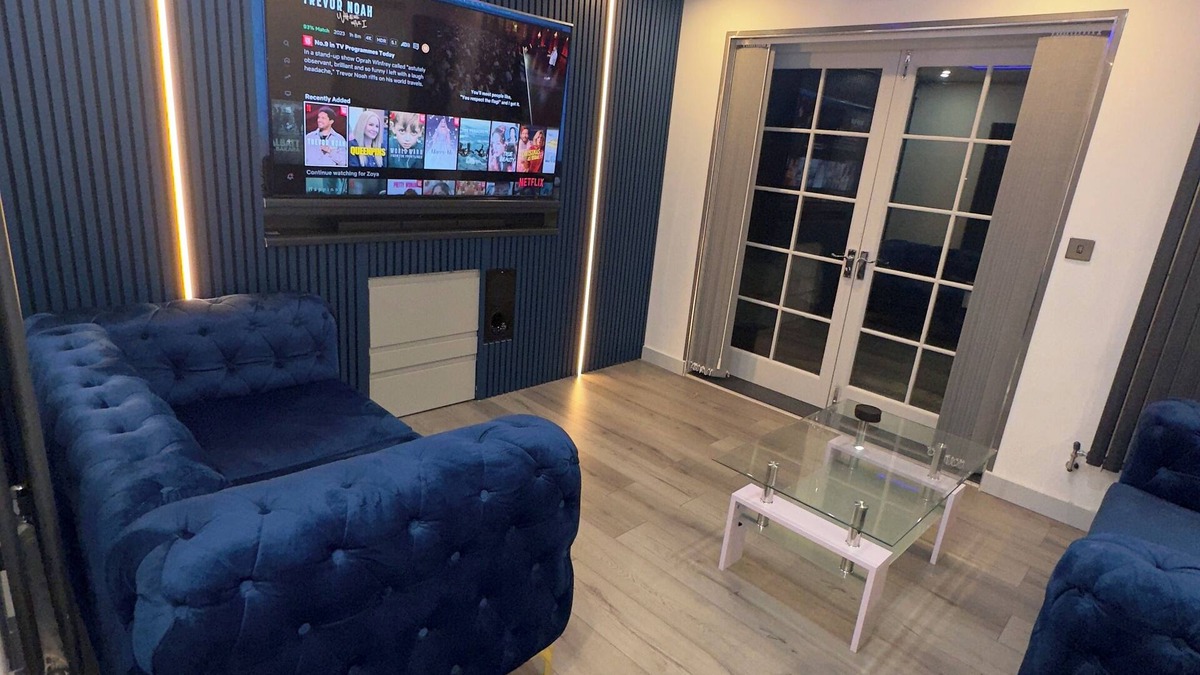 Uxbridge North Apartment | Spacious 4-bedroom apartment in Uxbridge with relaxing Hot tub and Pool table