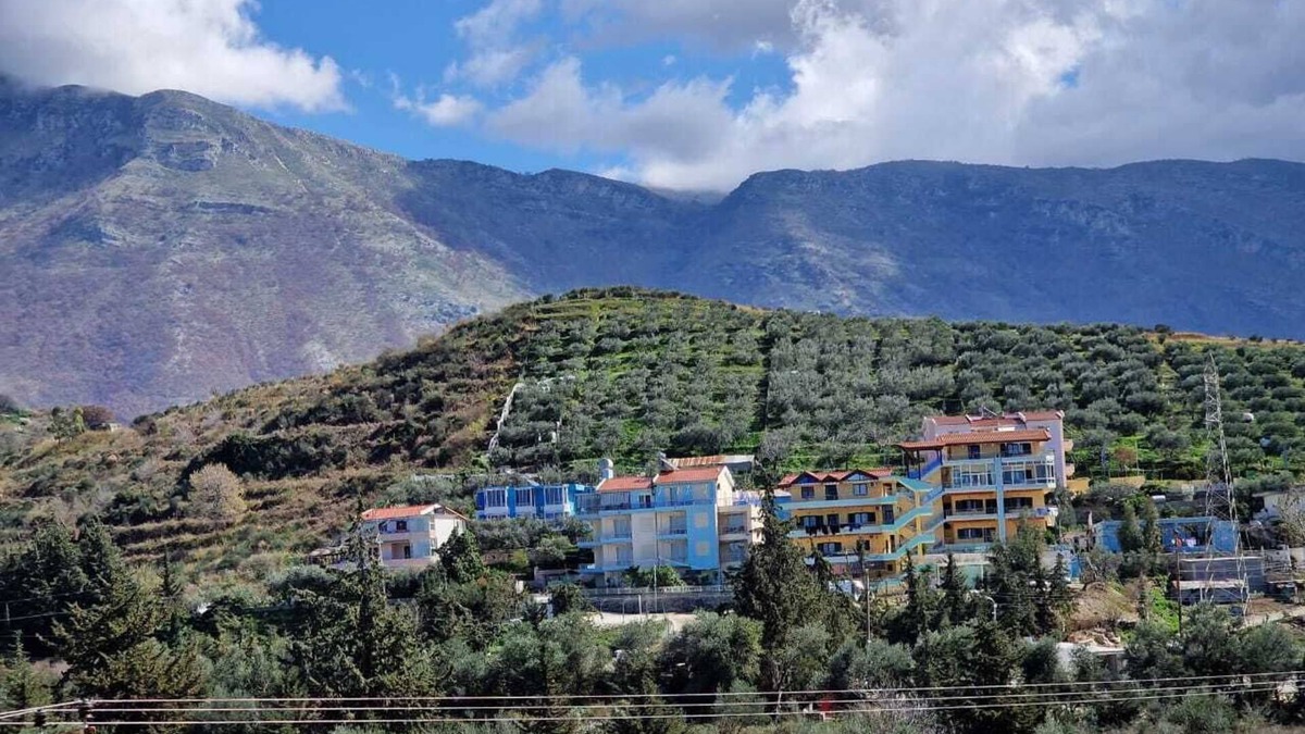 Radhime Apartment | Spacious 4-bedroom apartment with AC, WiFi in brilliant Radhimë