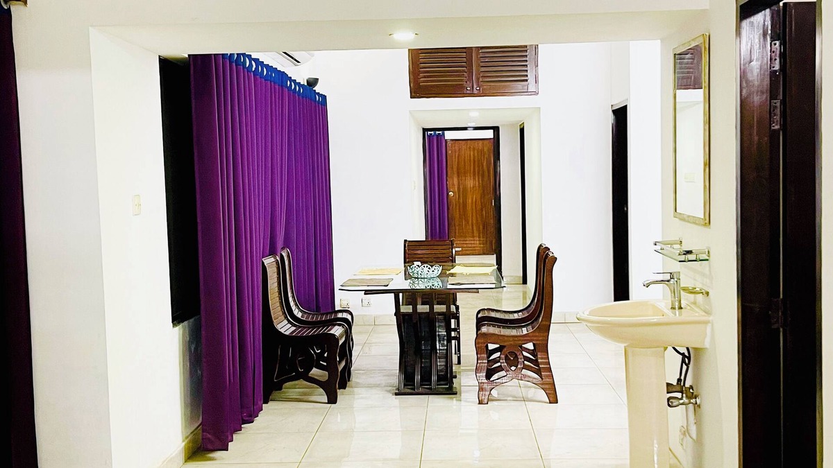 Dhaka Apartment | Spacious 4-bedroom apartment in lovely Dhaka Gulshan with AC, WiFi