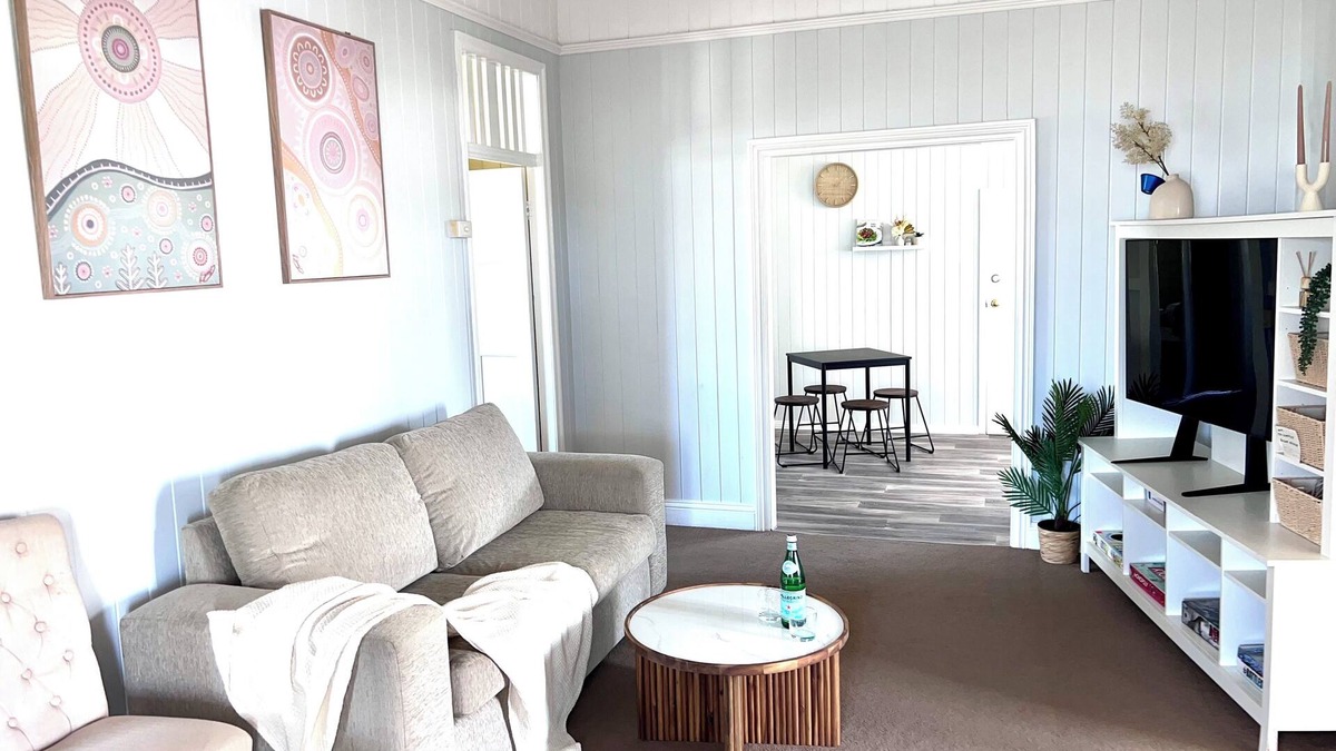 Norman Park House | Spacious 4-bedroom home in fabulous Norman Park- views on CBD and Storey Bridge