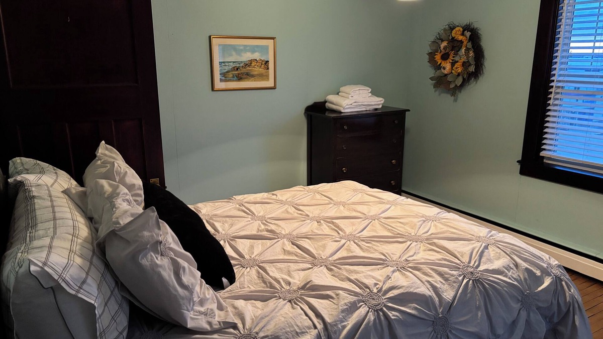 Mayerthorpe House | Spacious 4-bedroom house with WiFi and AC in the rural town of Mayerthorpe.