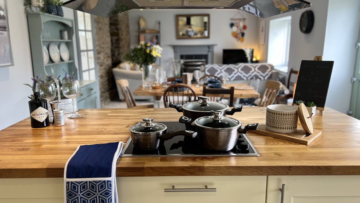 Kilgetty House | Spacious 4 Bedroom Farmhouse