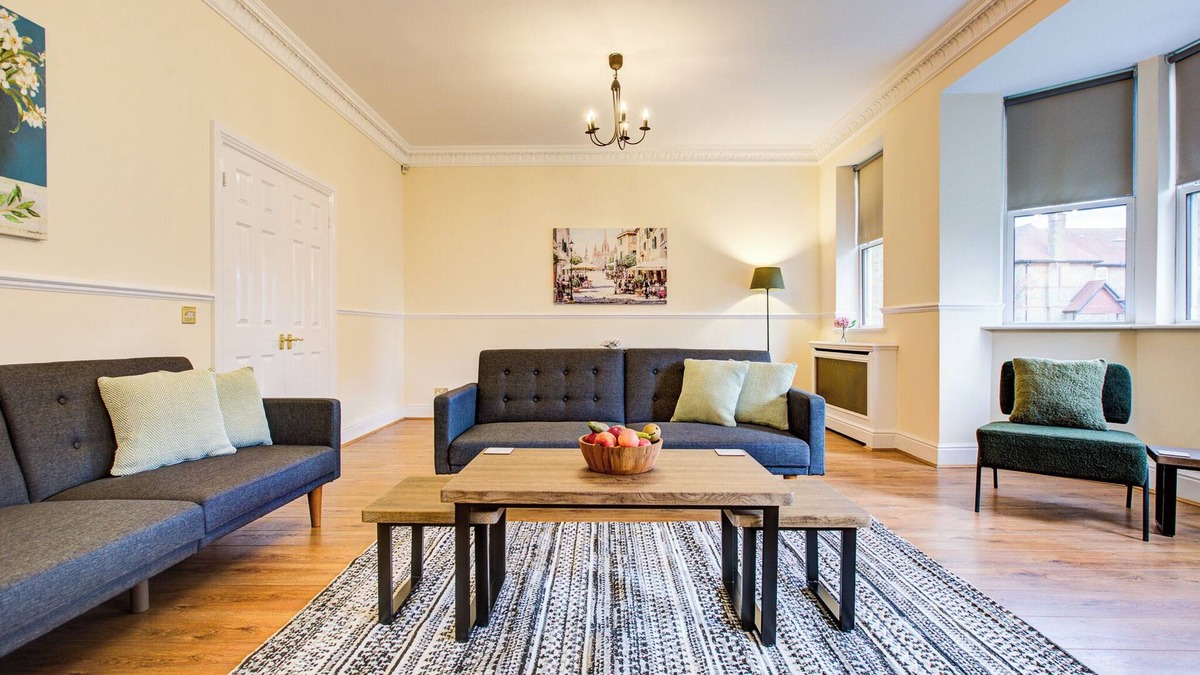 Hylands House | Spacious 4 Bedroom House with Free Parking!
