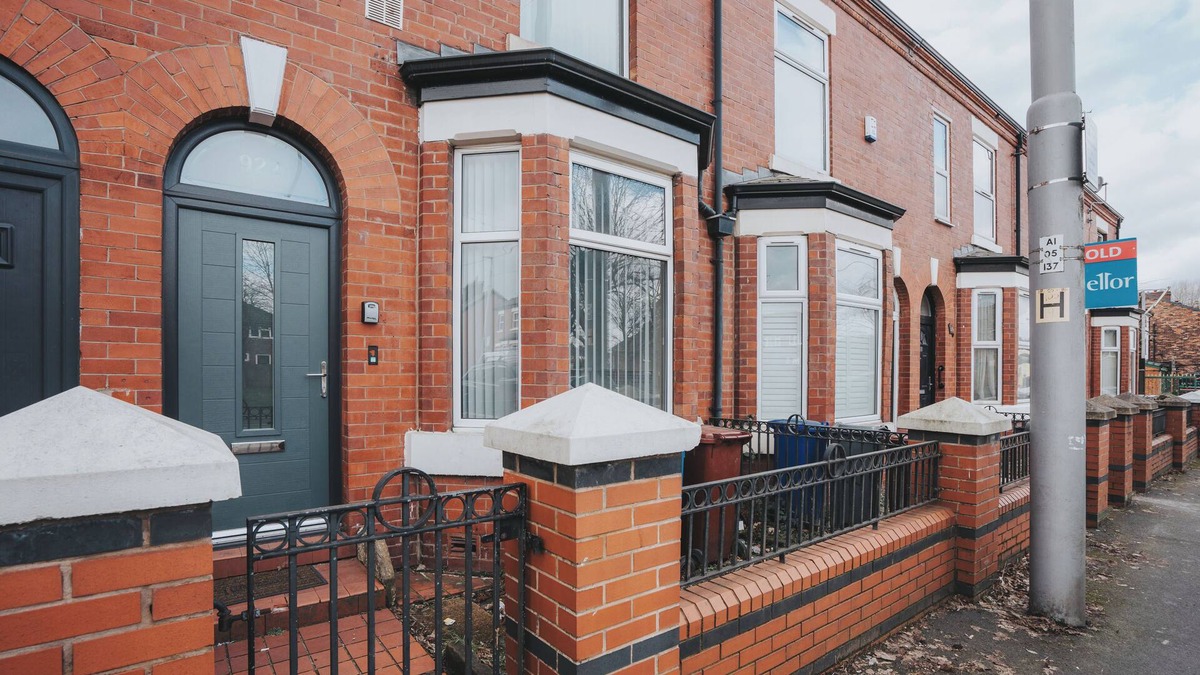 Clayton House | Spacious 4-Bedroom Manchester Retreat with Garden