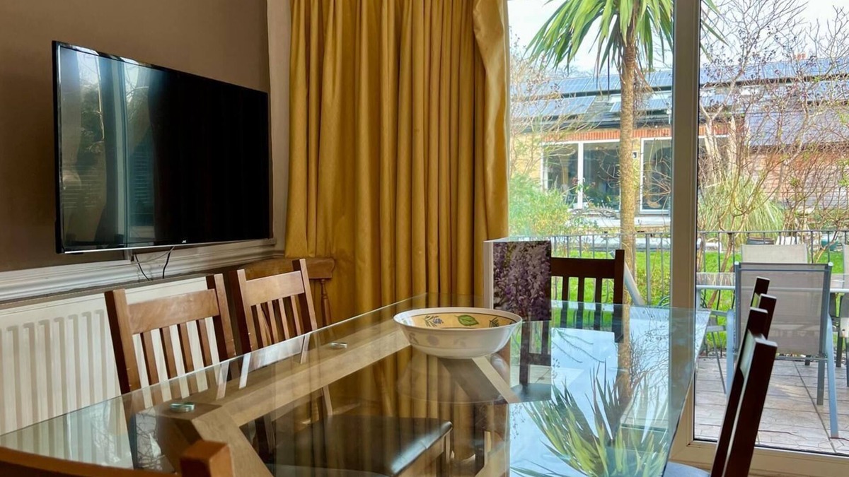 Lewisham Apartment | Spacious 4 bedroom ground floor apartment with indoor pool and offroad parking