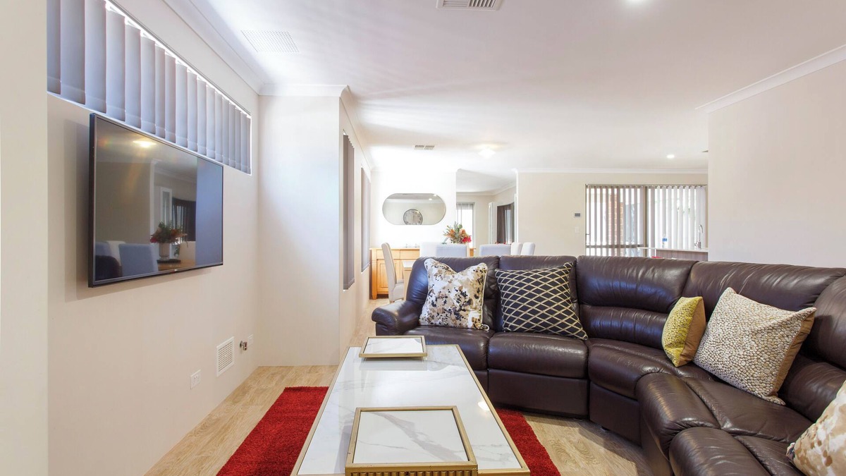 Bassendean House | Spacious 4-bedroom house with WiFi, AC in marvelous Bassendean.