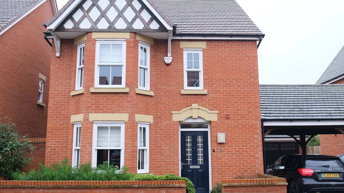 Bedford House | Spacious 4 Bedroom Home with Garden in Bedford