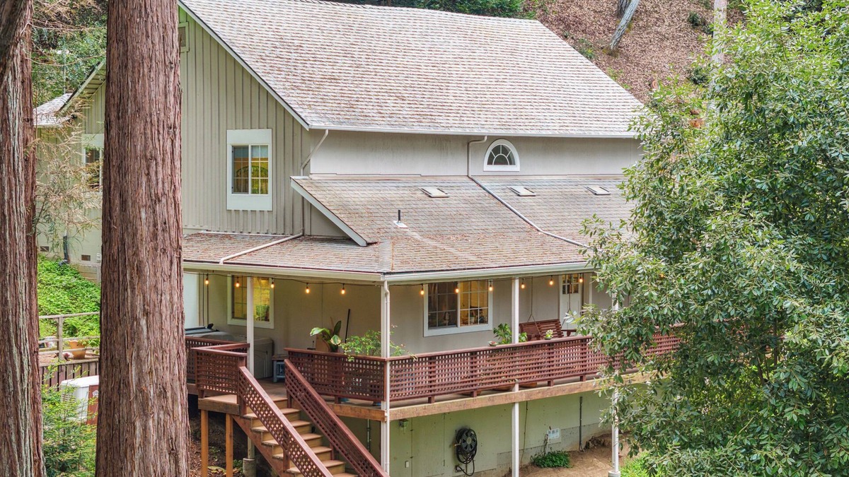 Brookdale House | Spacious 4-bedroom house in lovely Brookdale with fitness room, WiFi