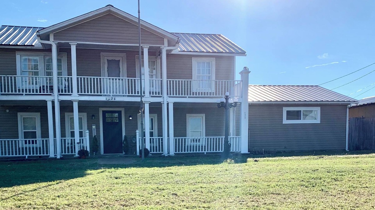 Navarro County House | Spacious 4-bedroom house in Corsicana with beautiful country views.
