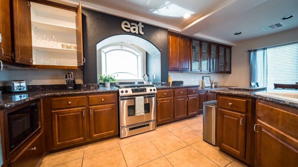 Enterprise House | Spacious 4 Bedroom House with Hot Tub by LV Strip