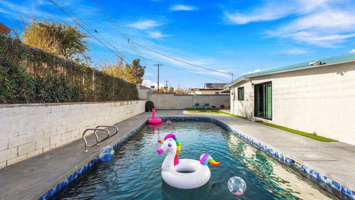 Winchester House | Spacious 4-bedroom house with Pool, BBQ, Near Strip/Downtown