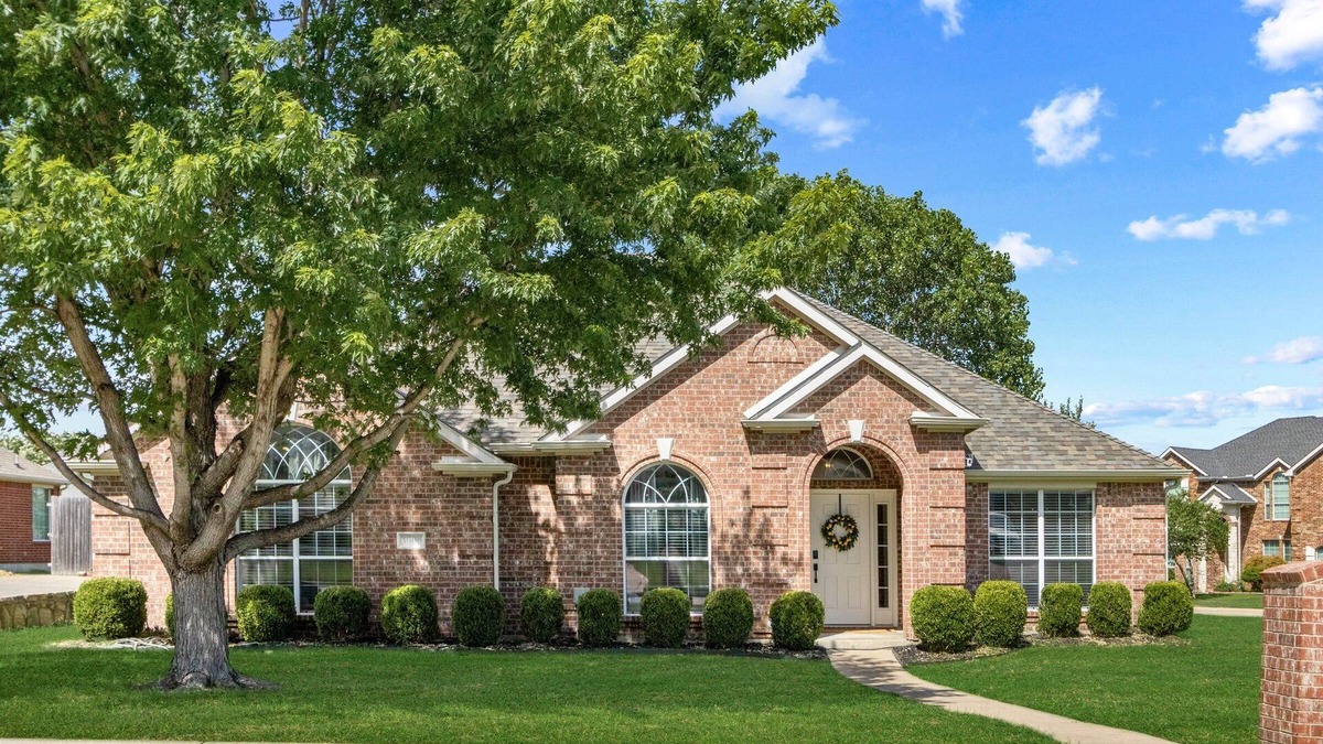South Arlington House | Spacious 4 bedroom home with a Hot Tub, Just 15 Miles from the ATT Stadium!