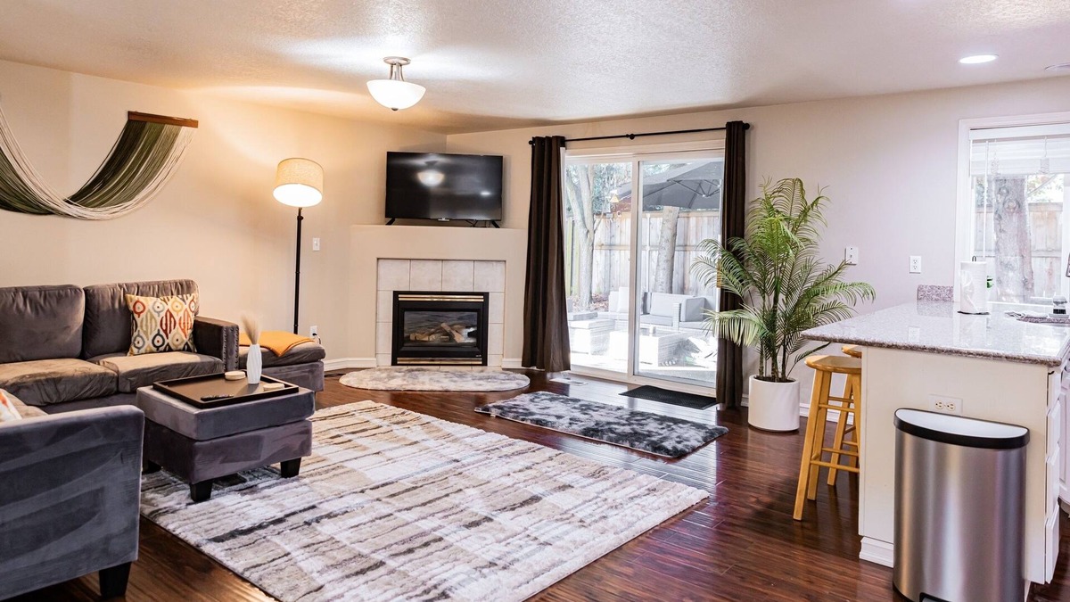 Vancouver House | Spacious 4-bedroom house in Vancouver with hot tub, workspace, fireplace, AC