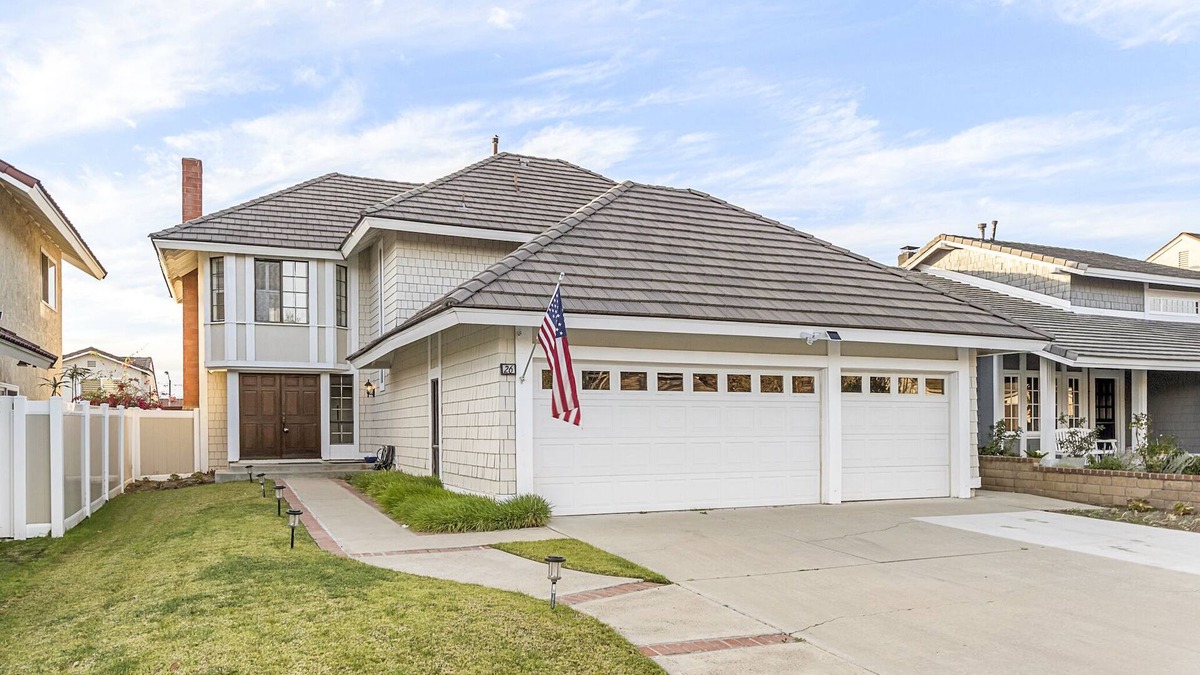 Northwood House | Spacious 4 Bedroom Home, close to Parks !