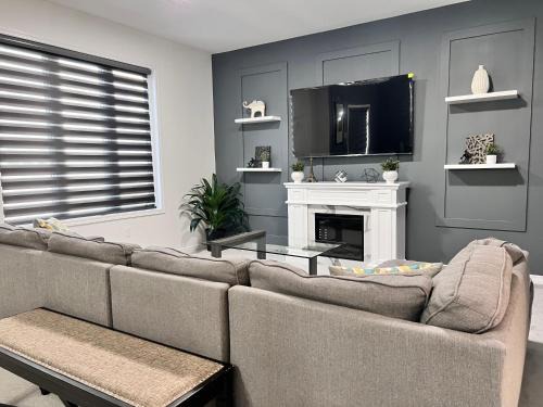 Innisfil House | Spacious 4-Bedroom Home, Comfortably Sleeps 10