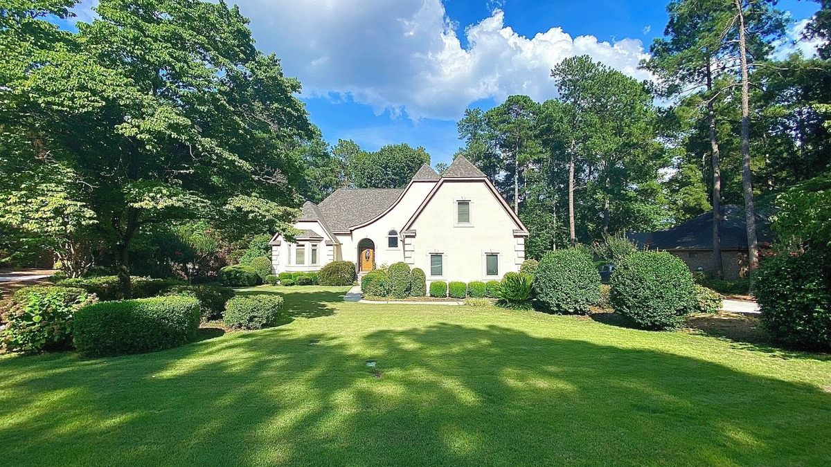 Aiken House | Spacious 4-Bedroom Home on the Golf Course in Gated Community