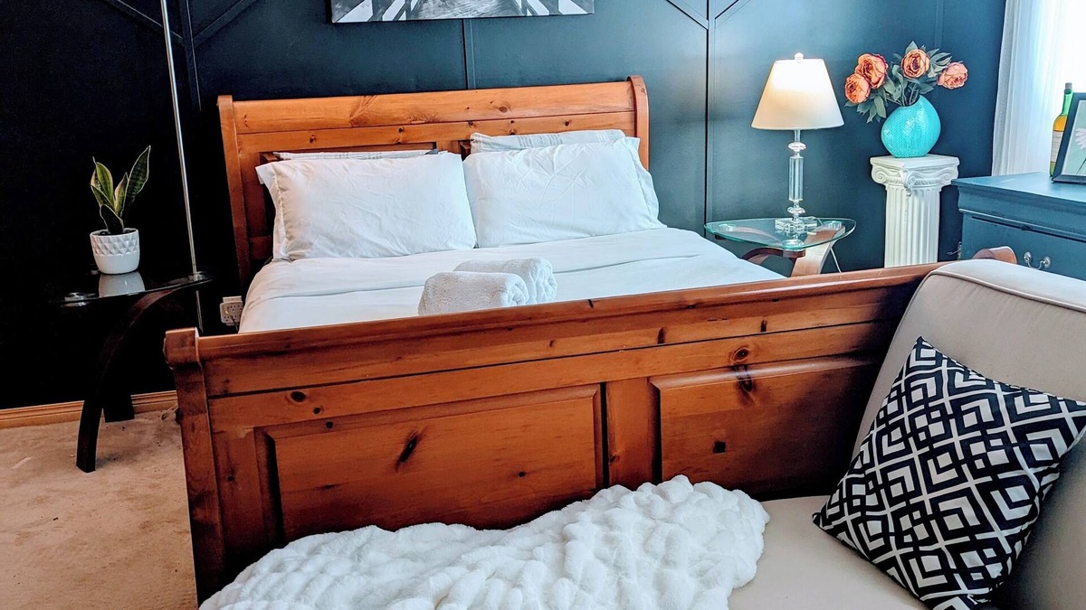St. Vital House | Spacious 4-bedroom house with Gym, Sauna and Hot tub in Winnipeg