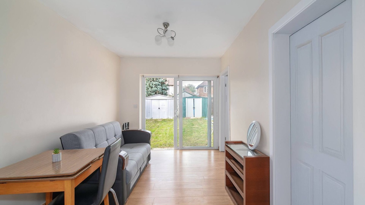 Mayesbrook House | Spacious 4-bedroom house in Dagenham with WiFi, Close to buses, trains, shops