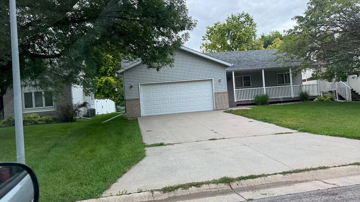 Moorhead House | Spacious 4-bedroom house in charming Moorhead with fitness room, WiFi