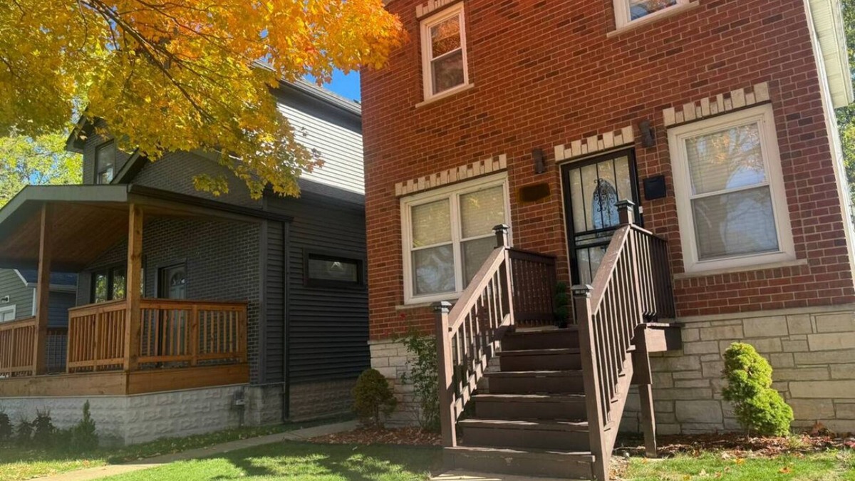 Calumet Heights House | Spacious 4-bedroom house in fabulous Chicago Back Yard Pond, and Theatre